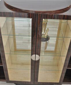 Art Deco Macassar Vitrine, great furnier, mirrored back panel, glas shelves, feet in highgloss black