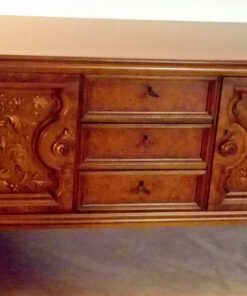 Gentlemen's room Wotan, sideboard, lion paws