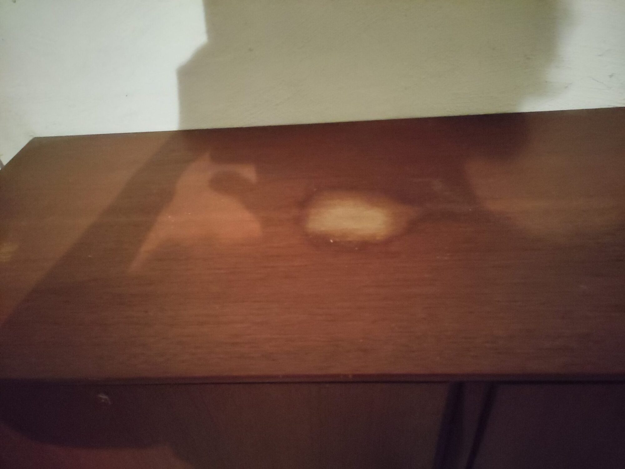Sideboard-Oberflaeche-mit-kleiner-Beschaedigung-durch-Feuchtigkeit-scaled-1.jpg