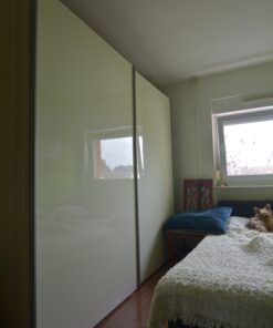 Wandschrank mit Schiebetüren