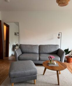 Graues Sofa mit Hocker