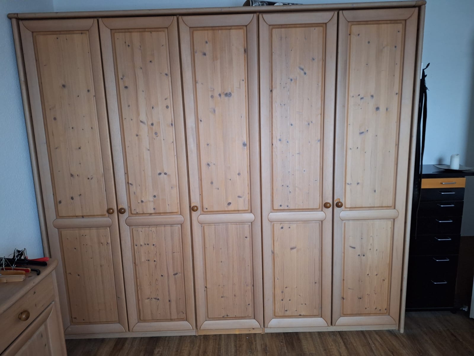 Schlafzimmer-Kleiderschrank-Frontansicht.jpg