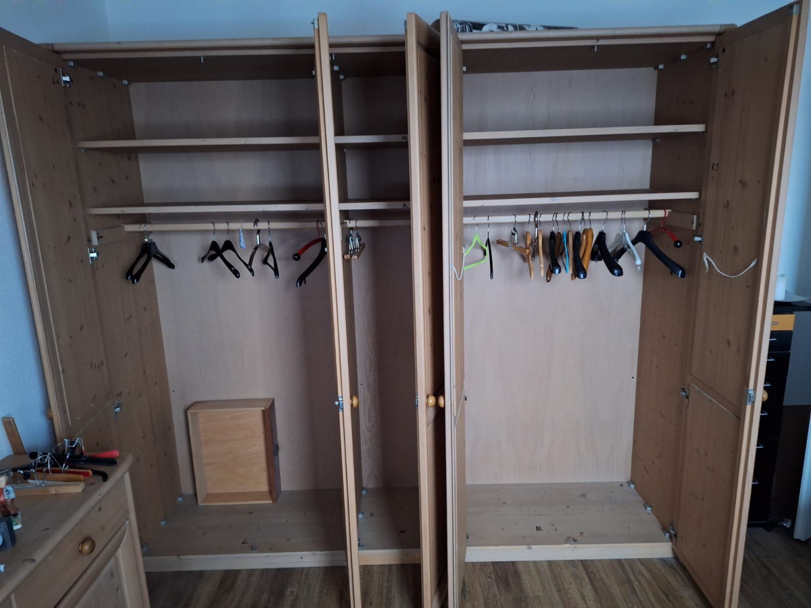 Schlafzimmer-Kleiderschrank-Innenansicht.jpg