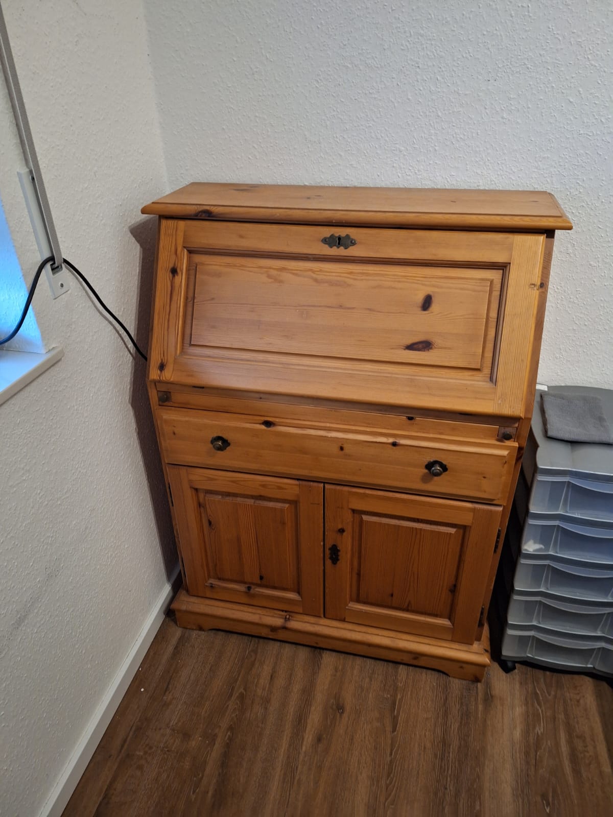 Sekretaer-geschlossen.jpg