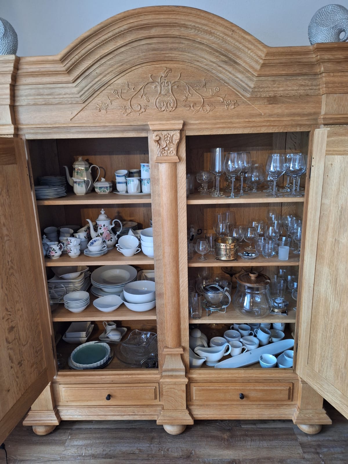 Wohnzimmerschrank-Innenansicht.jpg