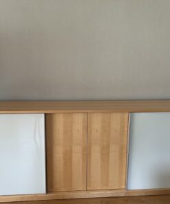 Sideboard, Ahorn-Echtholzfurnier mit Glas-Schiebetüren in warm-weiß
