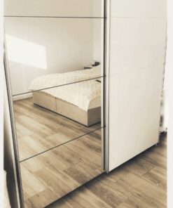 Schwebetür- Kleiderschrank mit Spiegel