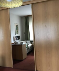 Kleiderschrank mit Spiegel