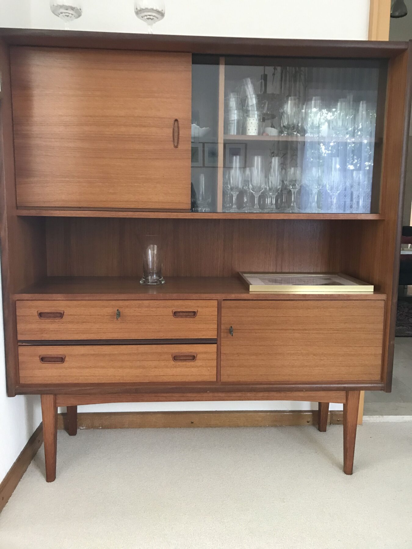 Vitrinenschrank-1-scaled-1.jpg