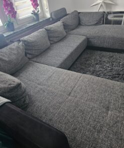 Gut erhaltene Couch