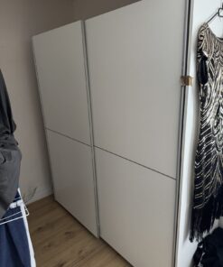 Kleiderschrank mit Schiebetüren