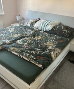 Doppelbett mit angebauten Nachttischen