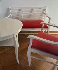 Set aus Bank Stühlen und Tisch