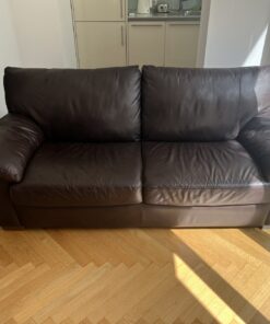 Zwei braune Ledersofas