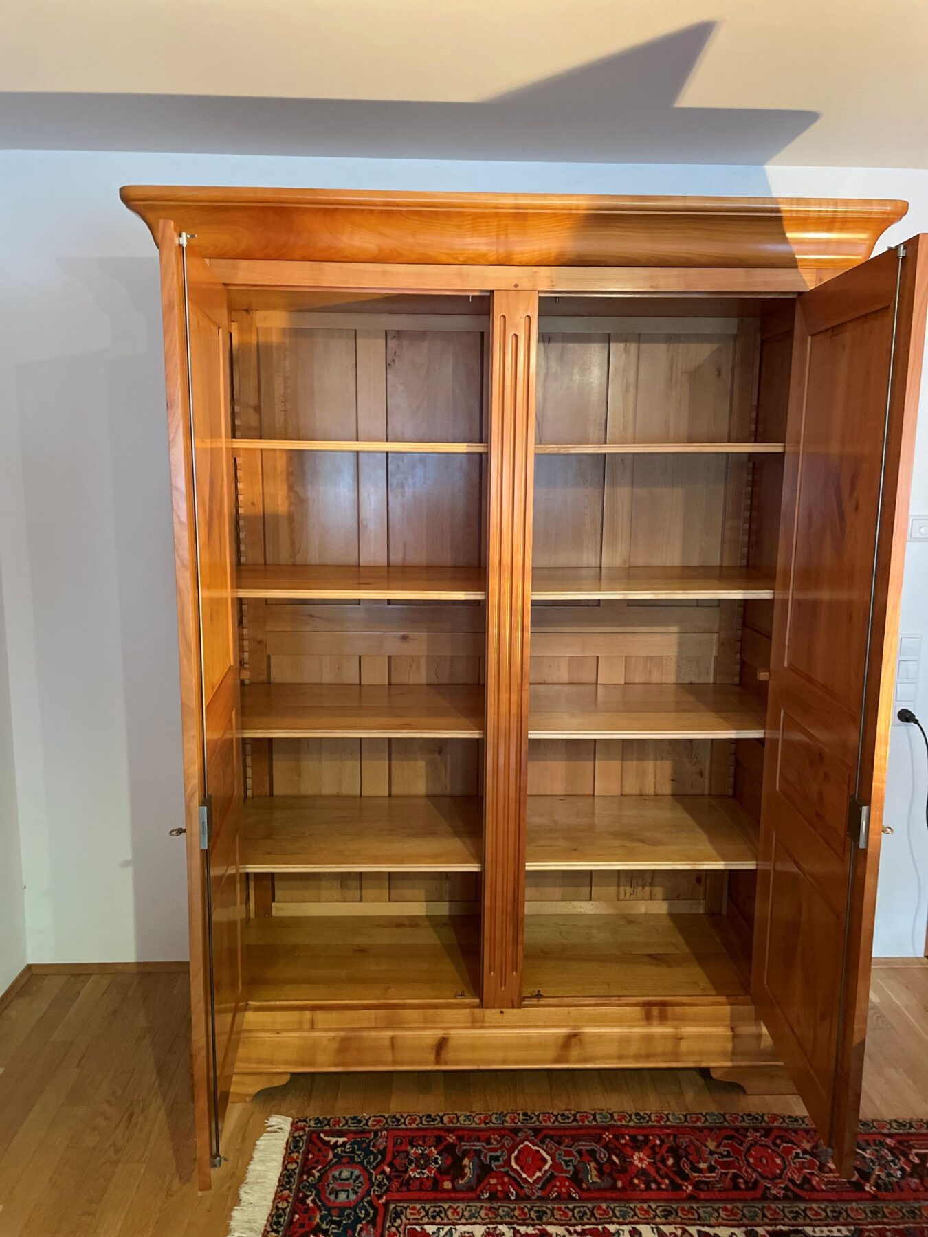 Schrank-Kirschbaum-2-unter-1-MB-scaled-1.jpg