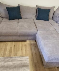 Graue Couch mit Armteilverstellung