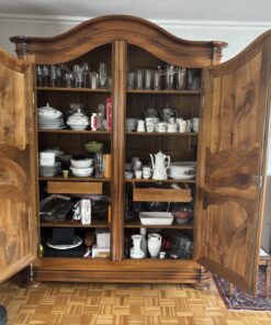 Wunderschöner, massiver Nussbaumholz-Schrank im klassischen Stil