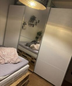 Dreiteiliger Kleiderschrank mit Schiebetür und spiegel
