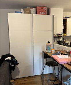 Zweiteiliger Kasten mit Schiebetür