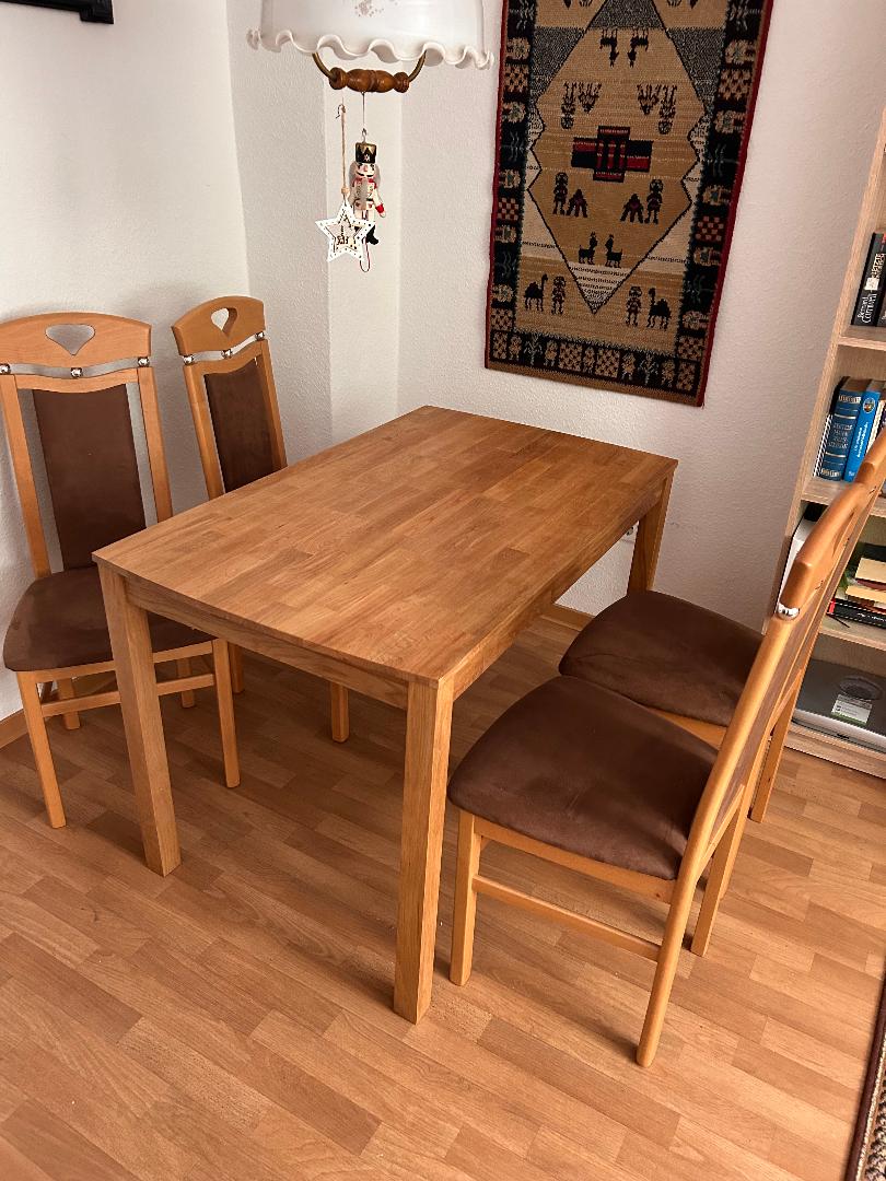 Tisch-mit-4-Stuehlen-2-1.jpg