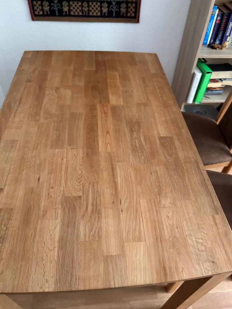 Tisch-mit-4-Stuehlen.jpg