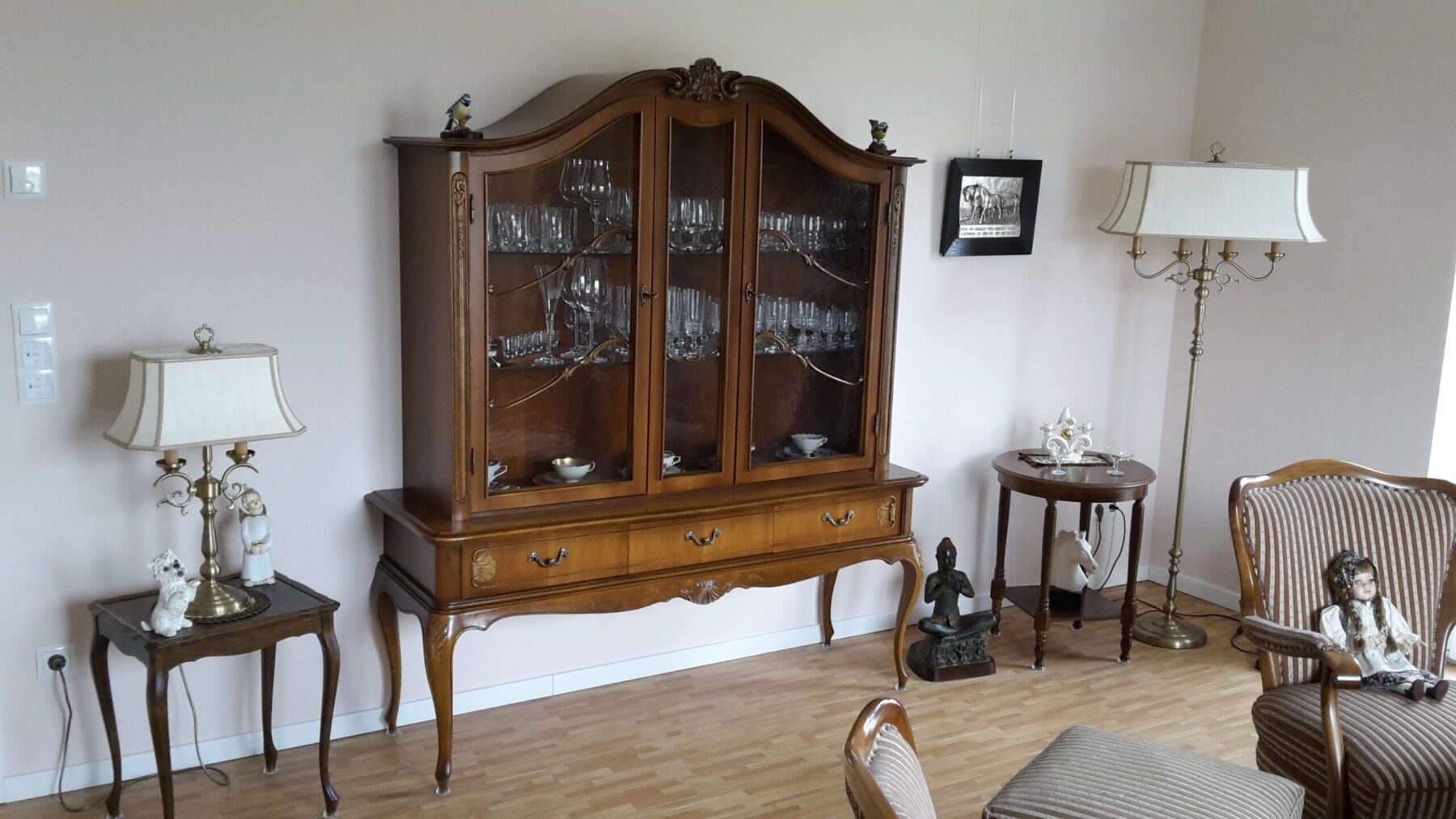 1.-Vitrine-von-links-148-cm-breit-465-cm-tief-und-174-cm-hoch-scaled-1.jpg