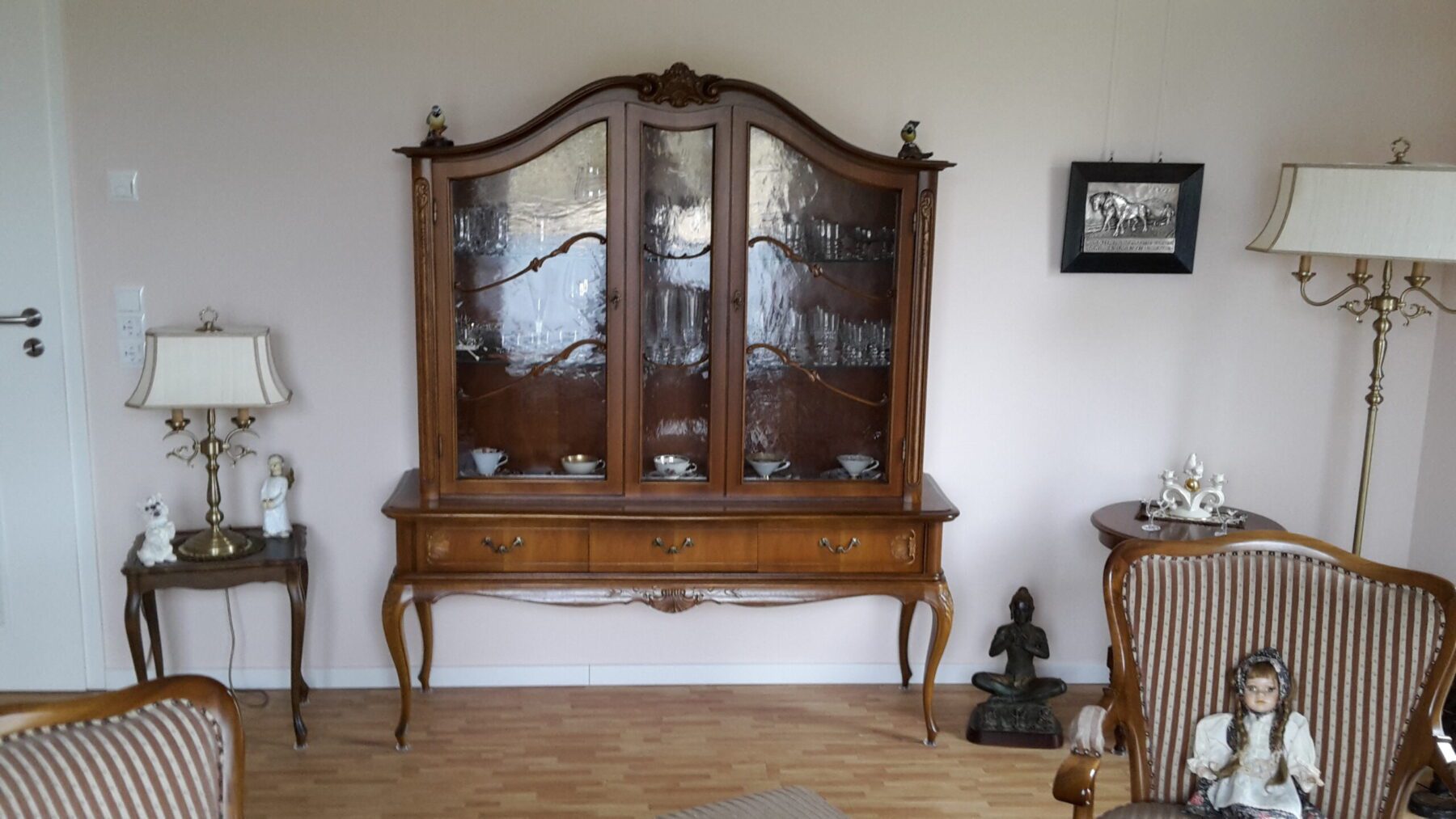 2.-Vitrine-von-vorn-148-cm-breit-465-cm-tief-und-174-cm-hoch-scaled-1.jpg