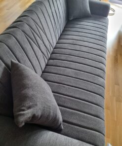 Graue Couch mit Bettfunktion und Bettkasten