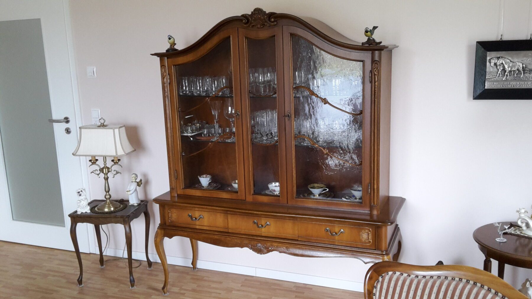 3.-Vitrine-von-rechts-148-cm-breit-465-cm-tief-und-174-cm-hoch-scaled-1.jpg