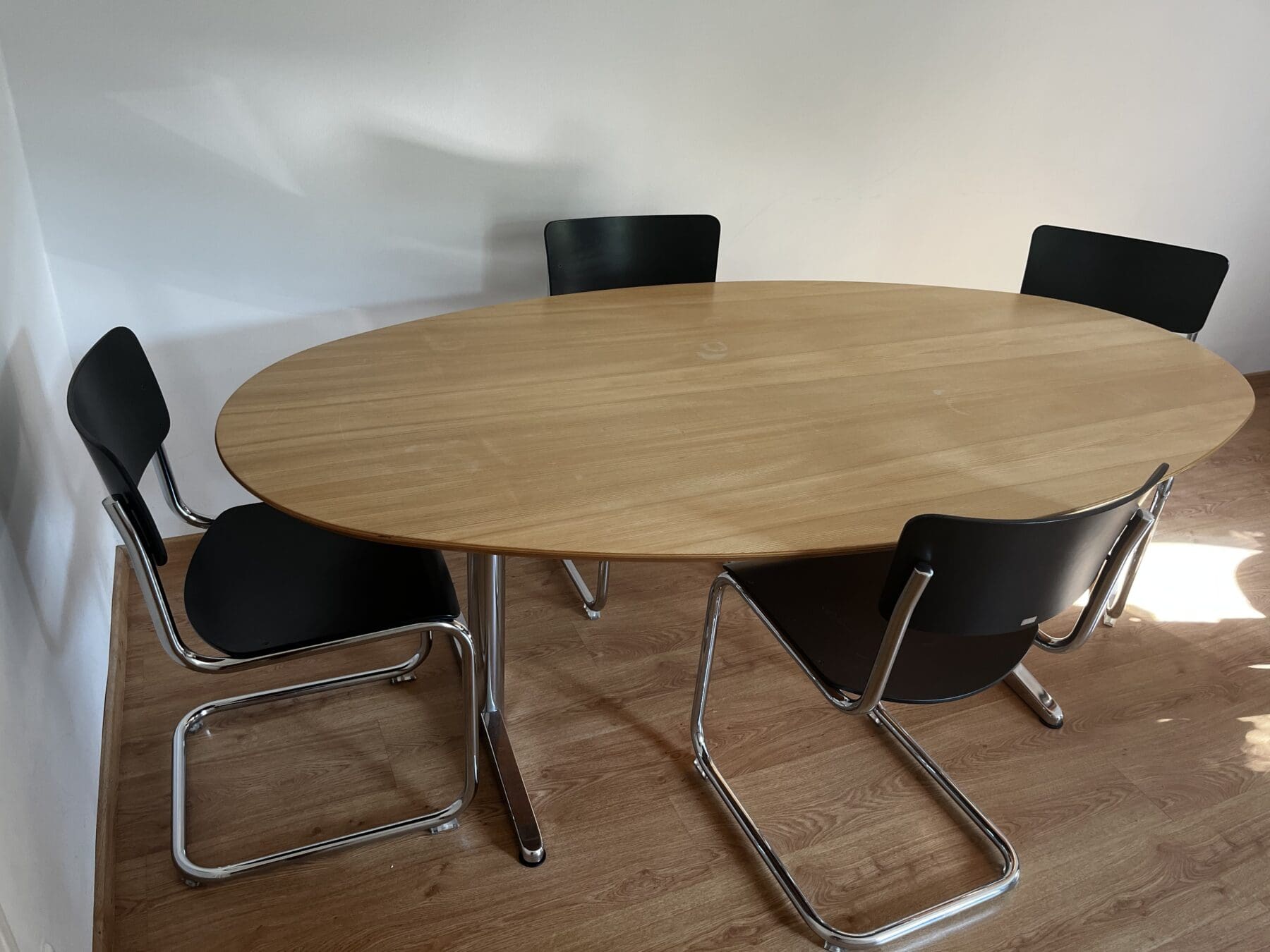 Besprechungstisch-mit-Thonet-Stuehlen-scaled-1.jpeg