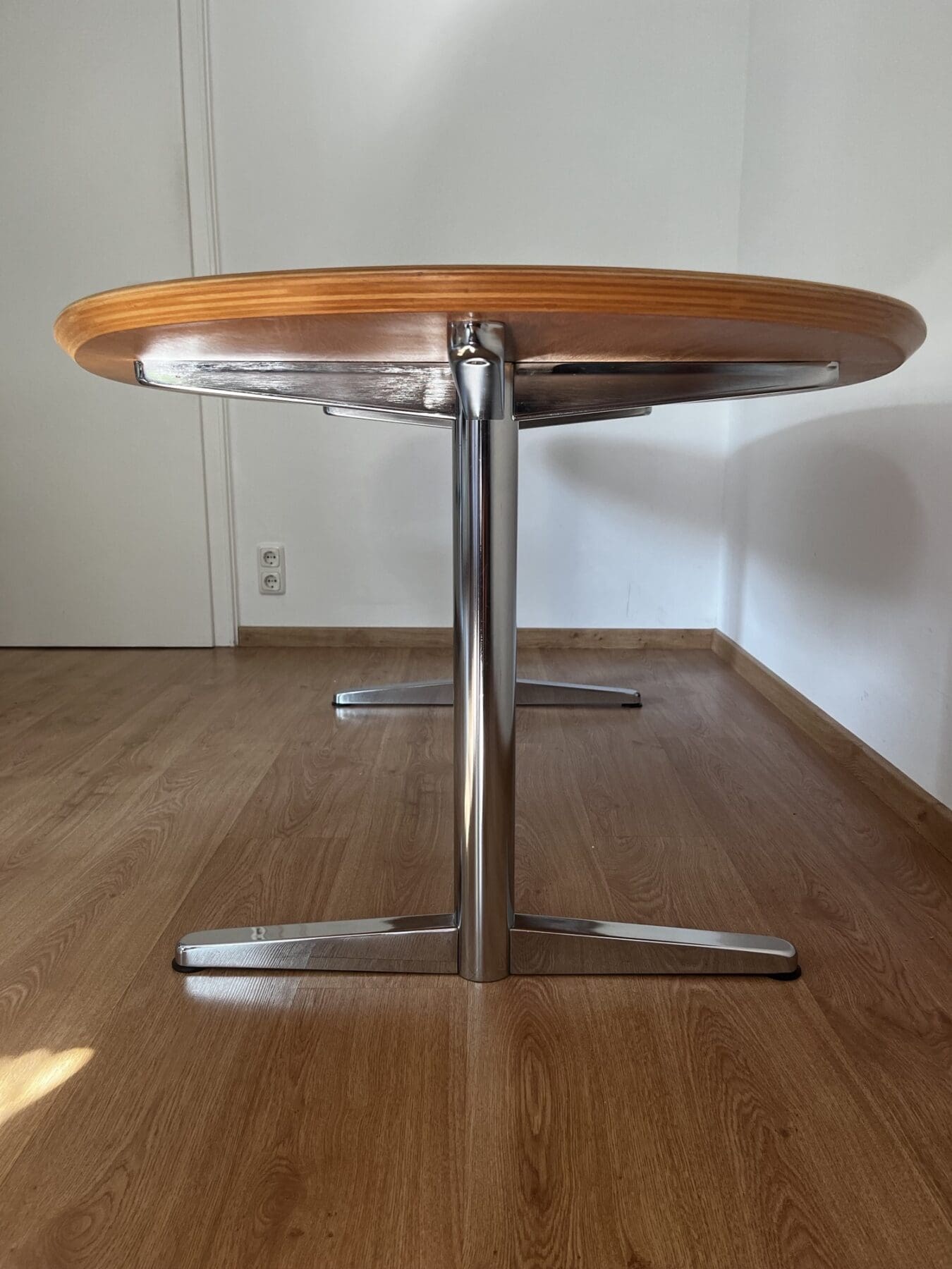 Besprechungstisch-oval-scaled-1.jpeg