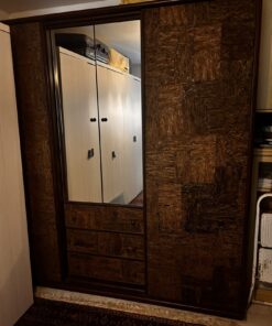 Antikerschrank mit Kork