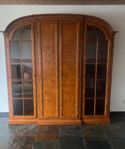große Vitrine Oliv-Esche massiv