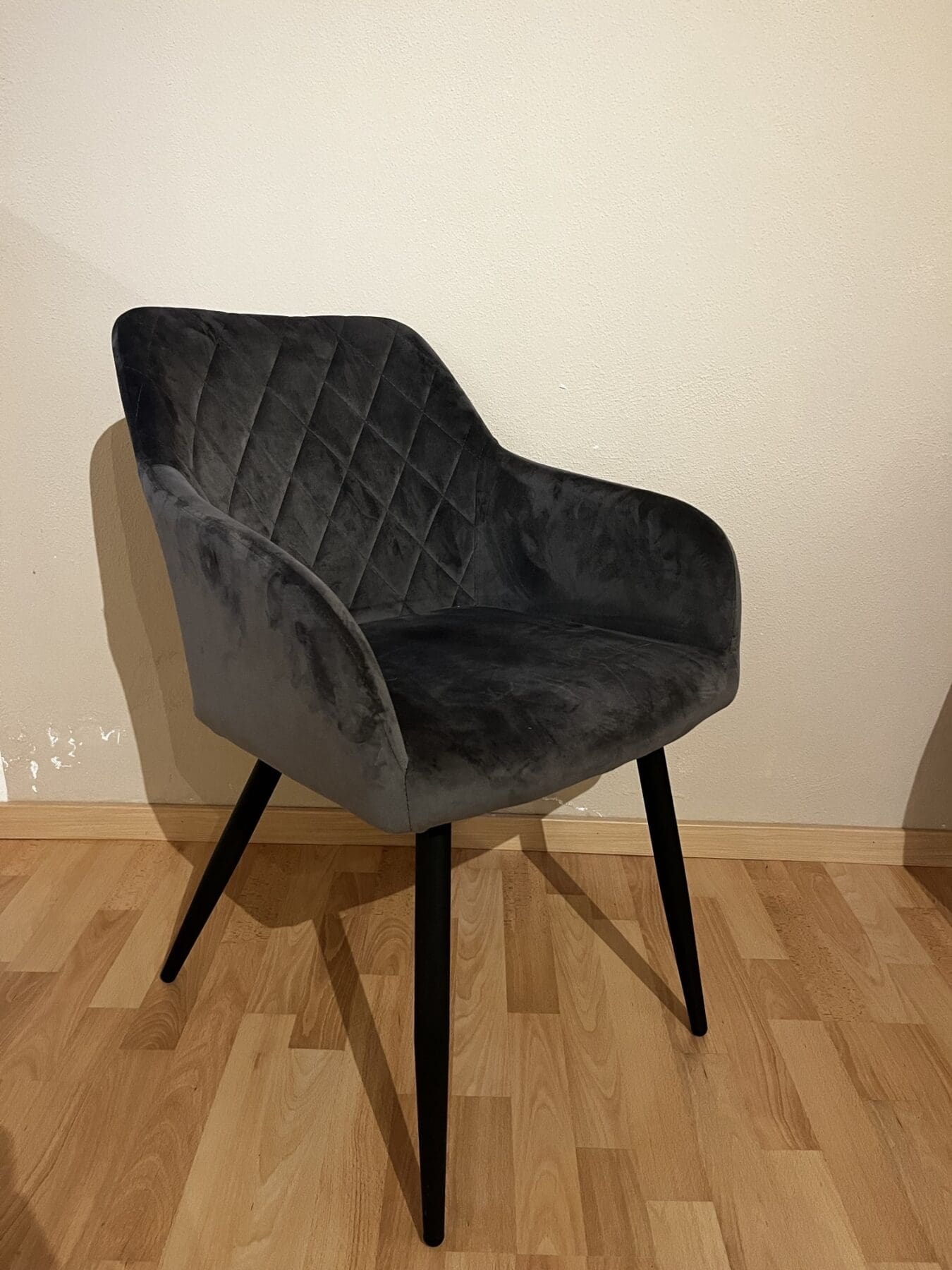 Stuhl-grau-scaled-2.jpeg