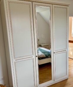 Großer Kleiderschrank – Spiegeltür, viel Stauraum