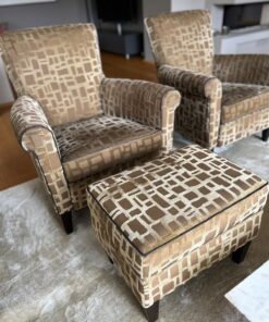 2x identische Sessel + Hocker