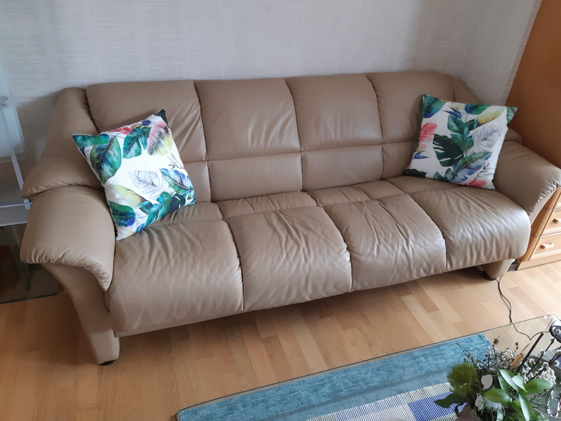 02-Sofa-mit-Sesseln-scaled-1.jpg