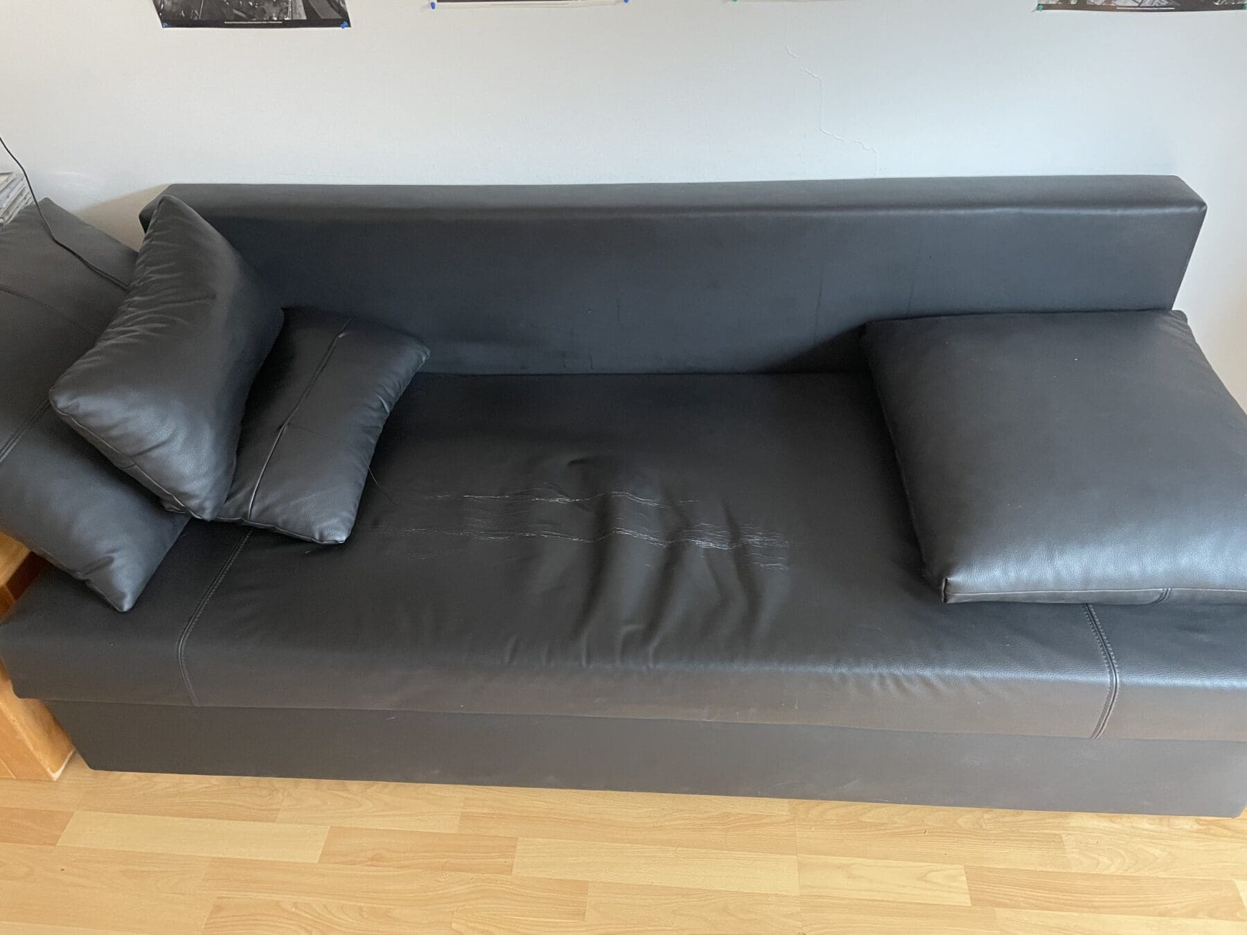 Ausziehbares-Kunstledersofa-Bild1-scaled-1.jpg