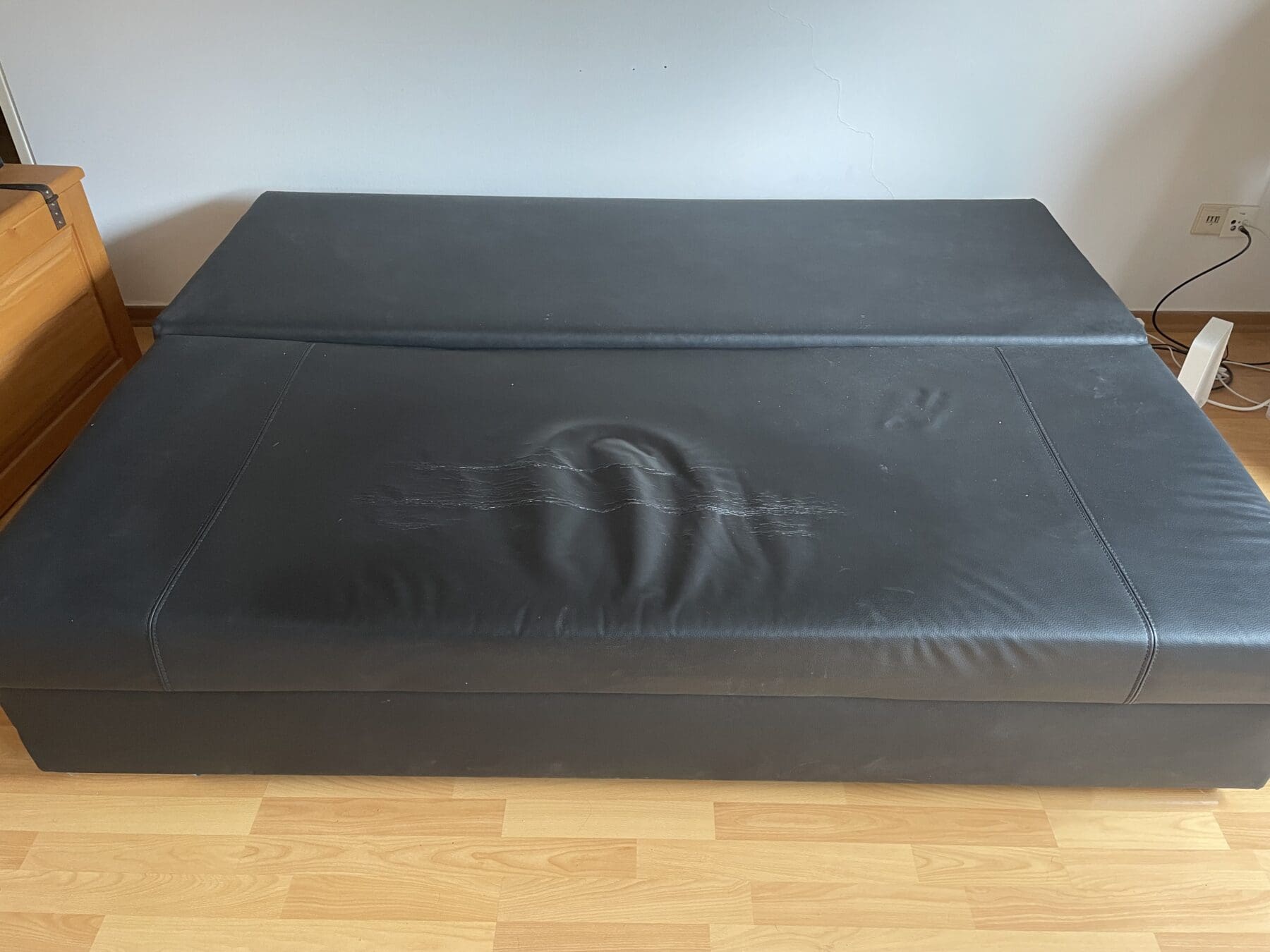 Ausziehbares-Kunstledersofa-Bild2-scaled-1.jpg