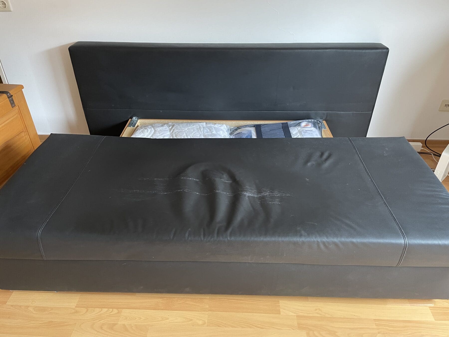 Ausziehbares-Kunstledersofa-Bild3-scaled-1.jpg