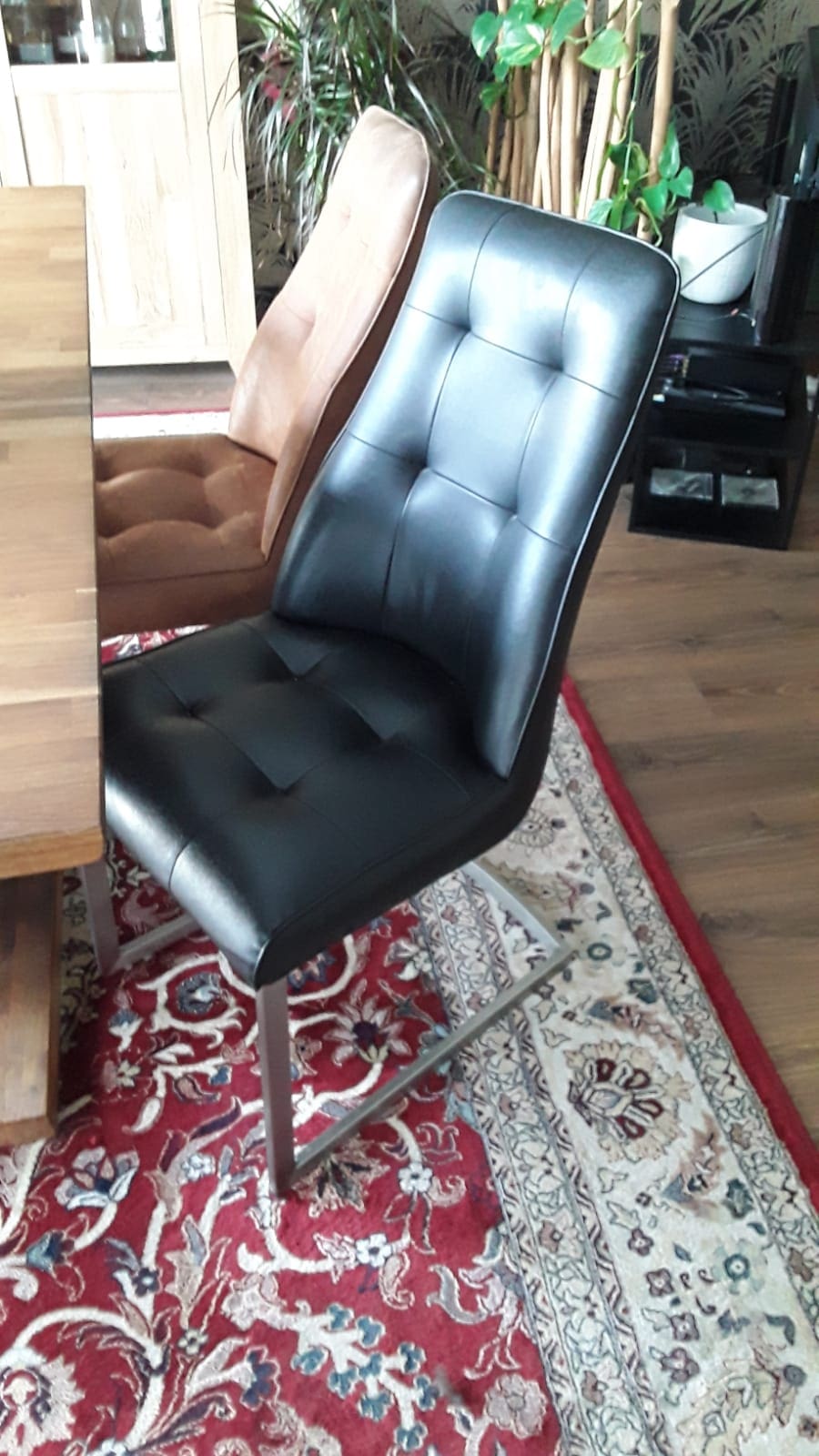 Esstisch-Stuehle-glatt-und-velur-Leder.jpg