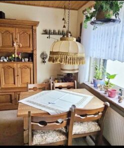 Wohnzimmerschrank mit Tisch und 4 Stühlen