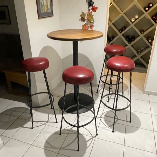 Stehbiertisch-mit-4-Barhockern-2.jpg