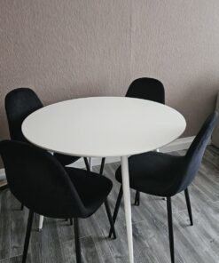 Esstisch in weiß mit 4 schwarzen Stühlen