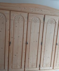 Tiroler Kleiderschrank