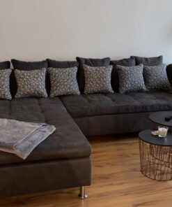 Große graue Couch mit kissen