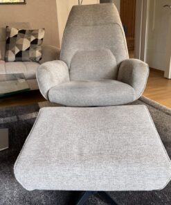 Sessel mit Hocker