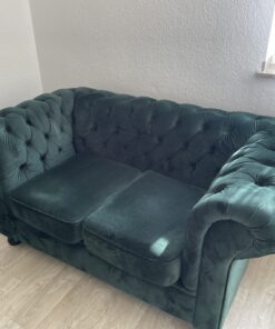 Zwei grüne Chesterfield Sofas