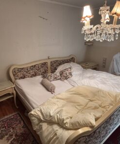 Bett mit 2 Nachttischen