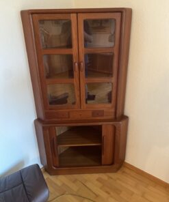 Eckvitrine mit Rolltüren und Schubladen